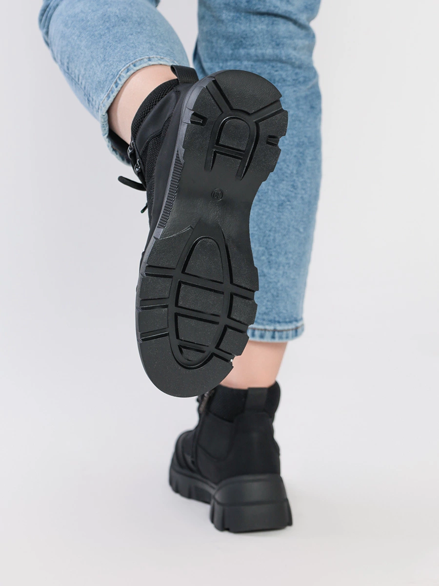 Ботинки черного цвета со шнуровкой